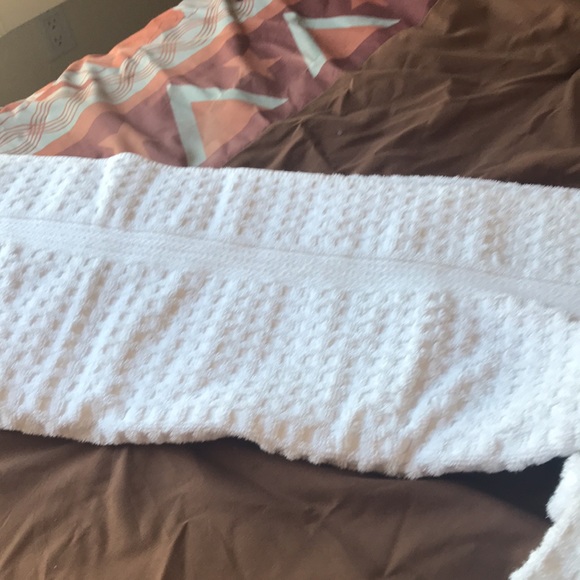 EUC 2 bath towels and 2 wash cloths on a honey comb design bright white - Picture 2 of 4